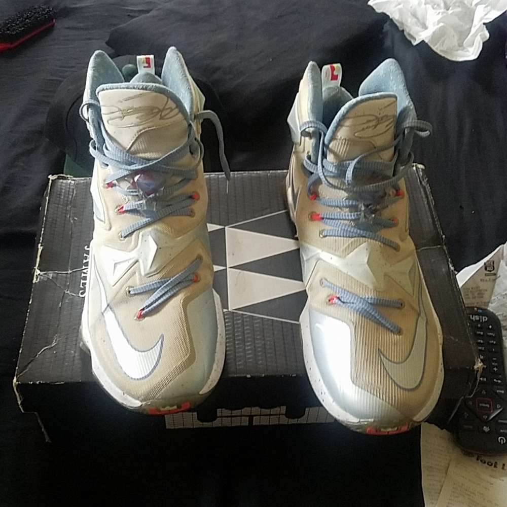 Lebrons James 13 xmas edition